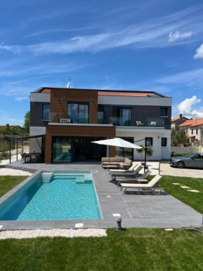 Luxury Villa Kiara with private heated pool and jacuzzi- 15min from sea